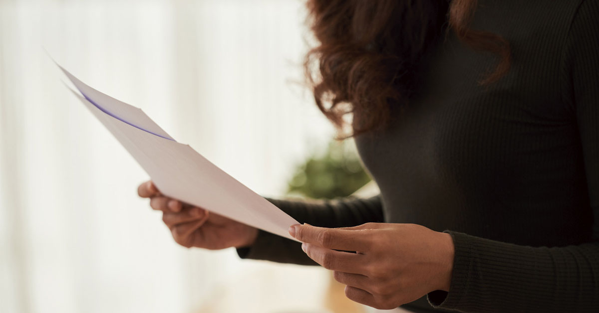 mujer revisando documentos