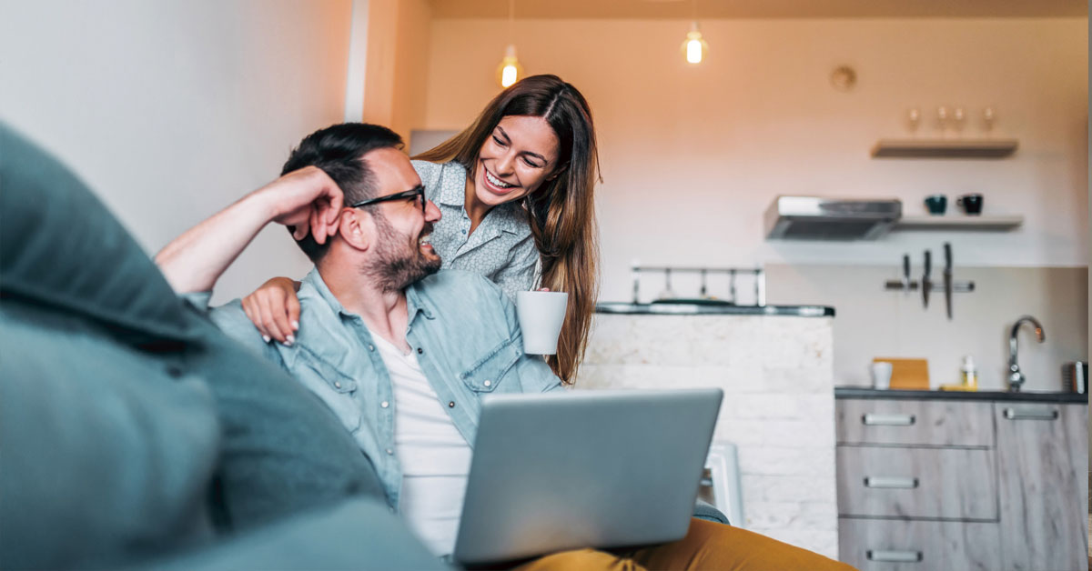 pareja en su nueva casa