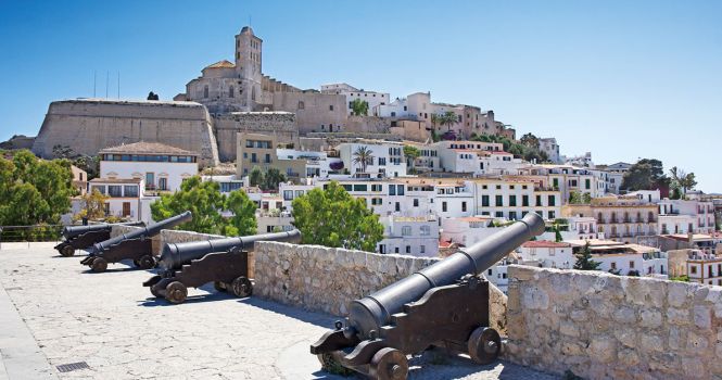 Dalt Vila desde el Baluarte