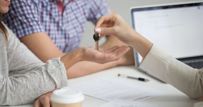 Matrimonio comprando una vivienda